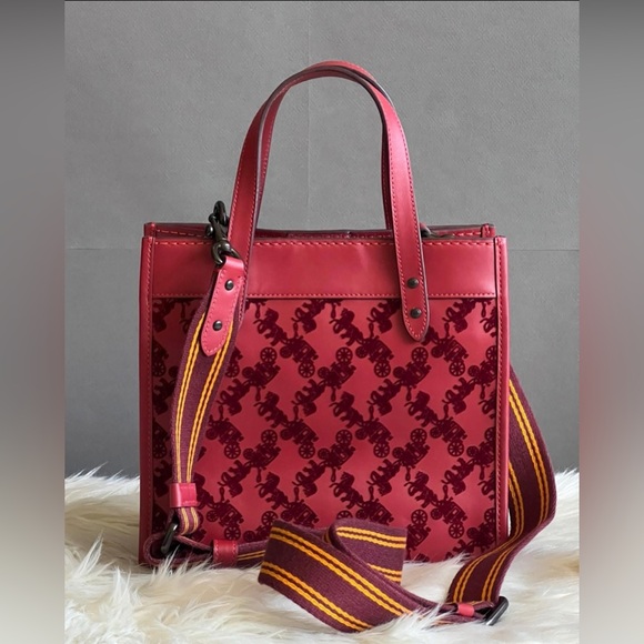 CD750 - Coach Field Tote 22 with Horse and Carriage - Picture 6 of 12